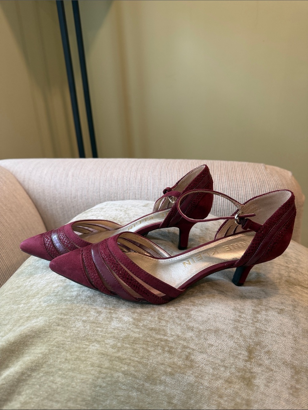 Anne Klein burgundy kitten heels - Picture 2 of 4